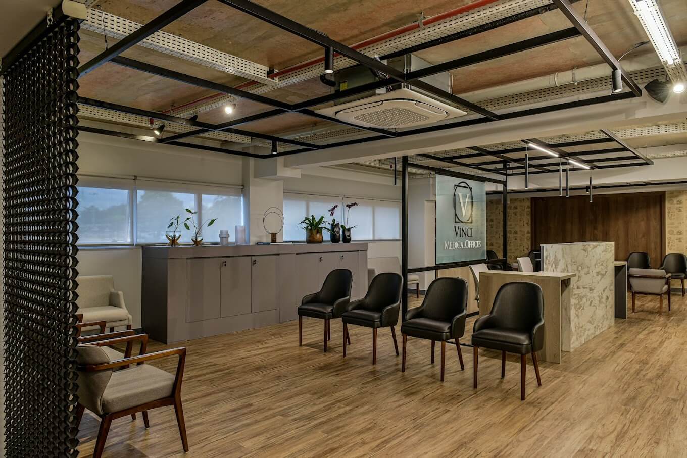 Sala de espera ampla e climatizada para conforto dos pacientes dermatológicos em SJC.
