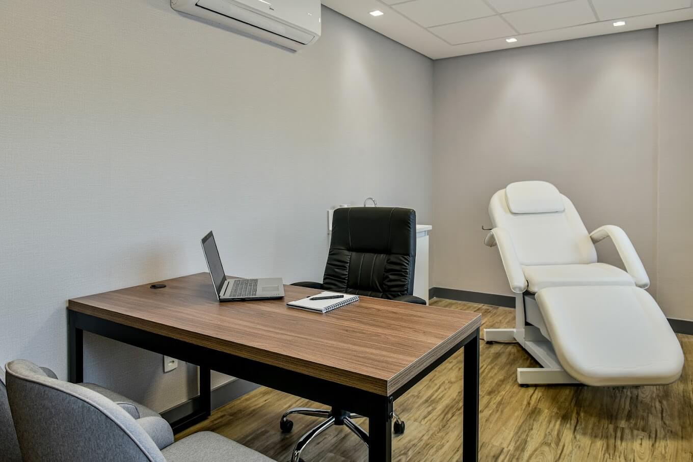 Sala de atendimento médico equipada para consultas e procedimentos dermatológicos e estéticos com segurança.