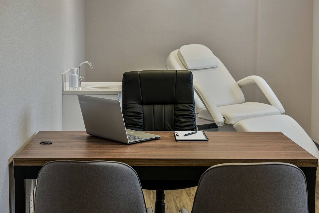 Mesa de consulta do Dr. Gabriel em SJC, ambiente preparado para um atendimento personalizado.